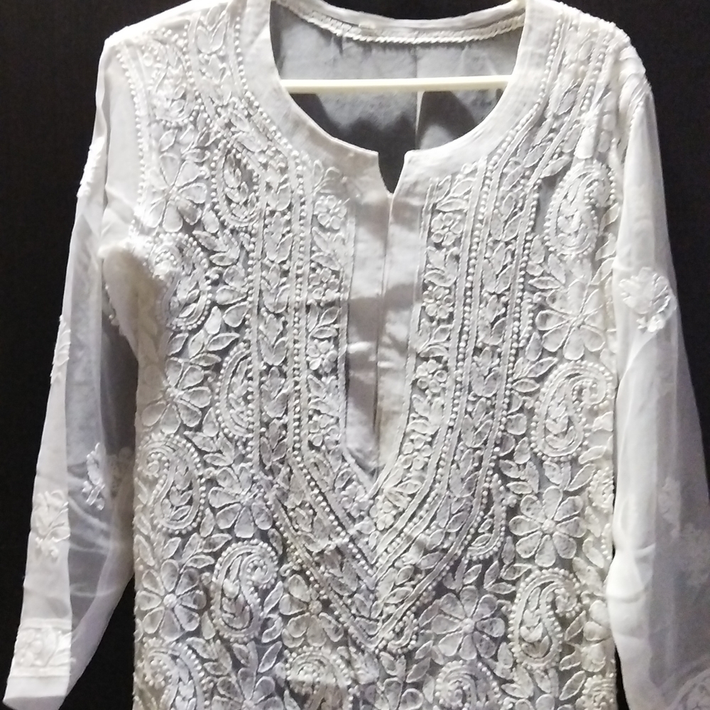 It's a Lucknowi kurta in white. Size - medium. - Picture 3 of 4